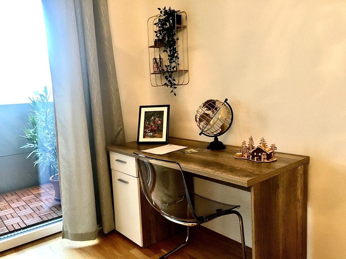 2 Bedroom Next To Metro U1 And Garage Parking Apartment Wien